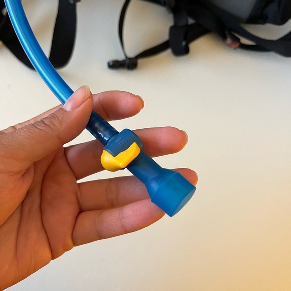 CAMELBAK Cloud Walker Hiking H20 Hydration Backpack Blue/Grey - Picture 4 of 9